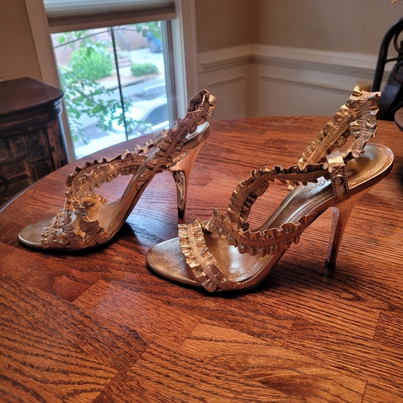 BCBG Gold ruffle sandals size 7.5 - Picture 2 of 5